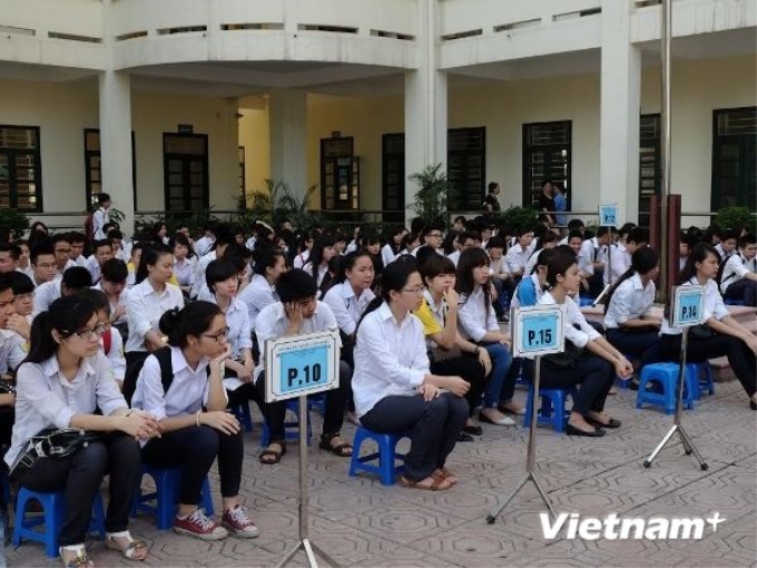 Thí sinh trường Trung học phổ thông Phan Huy Chú nghe phổ biến quy chế thi. (Ảnh: Nguyễn Anh/Vietnam+)